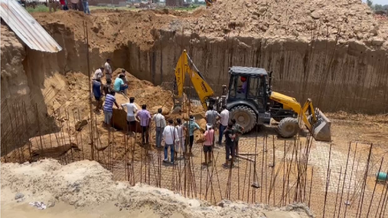 mound of soil fell during construction of boosting station in Fatehabad, laborer died; JCB operator injured