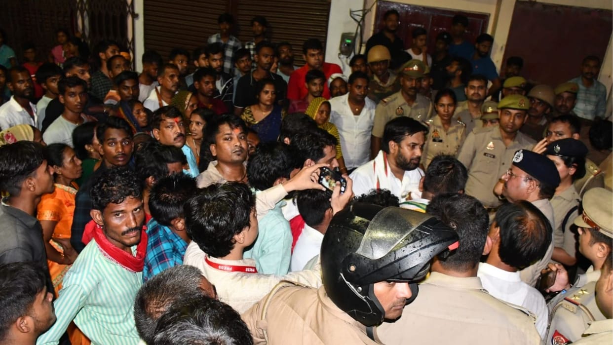 vegetable vendor committed suicide family protest keeping dead body in varanasi