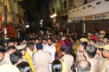 vegetable vendor committed suicide family protest keeping dead body in varanasi