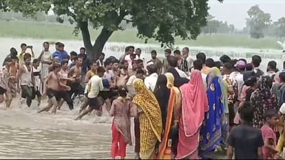 लखीमपुर में बाढ़ का कहर: सैलाब में डूब रहे बेटे को बचाने में पिता की गई जान, दूसरी घटना में युवक की मौत Two people died due to drowning in flood water in Lakhimpur Kheri