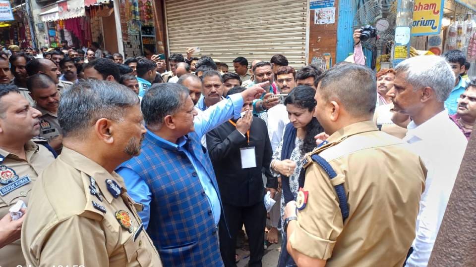 Chief Secretary and DG reached Mathura discussed on corridor of Banke Bihari temple in meeting with officers