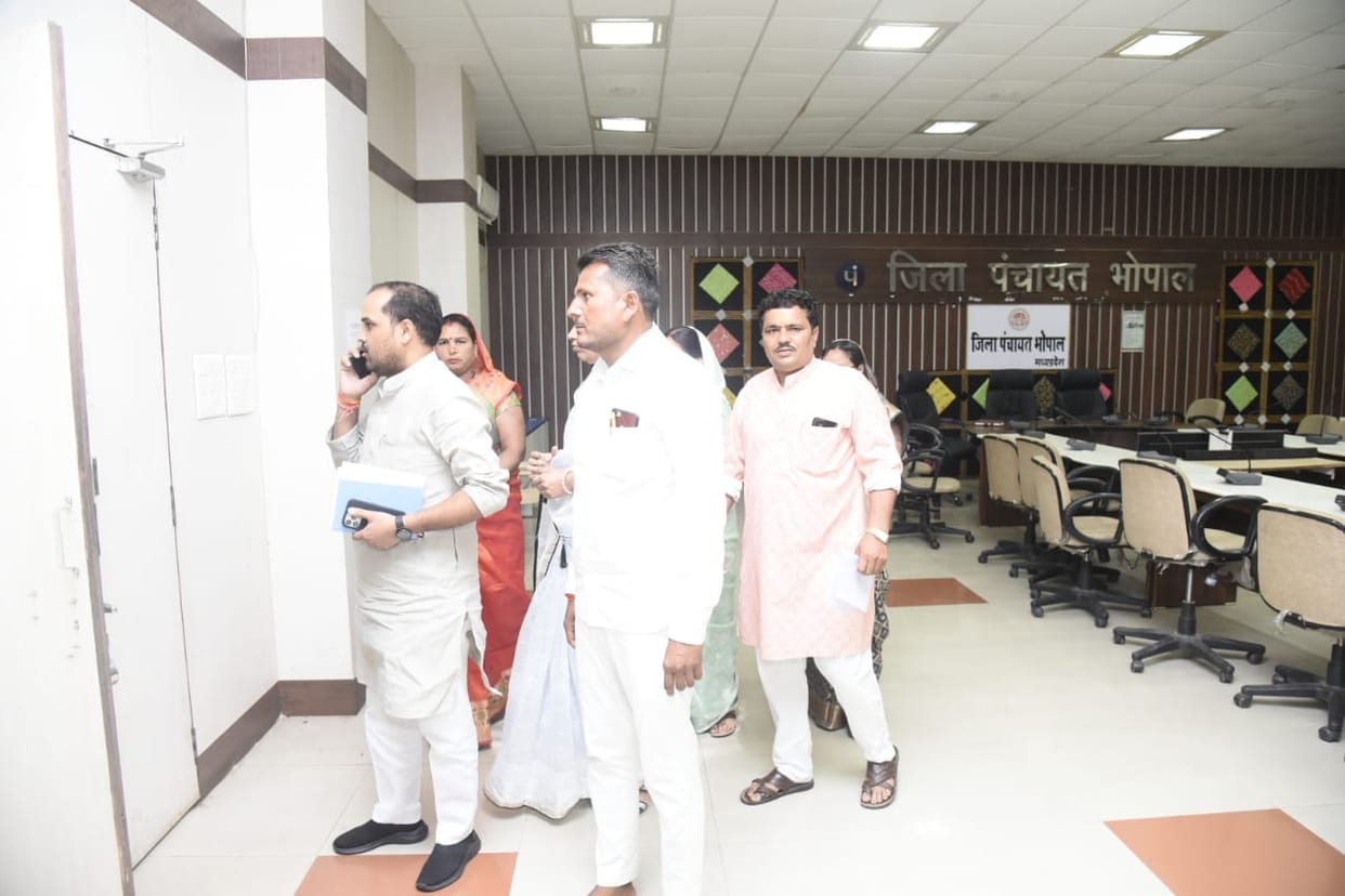 District Panchayat meeting boycotted, CEO and members blamed each other, sloganeering took place