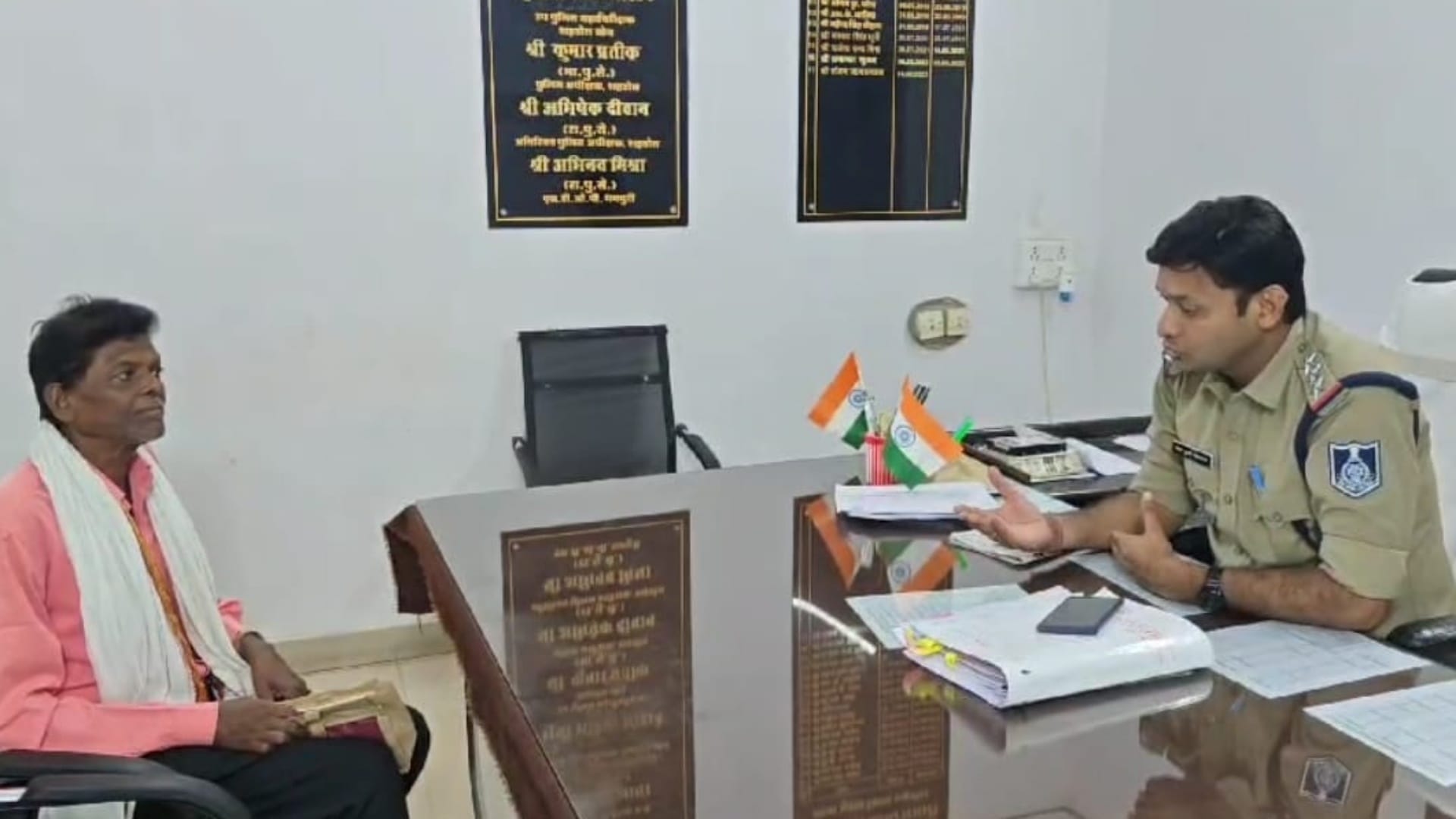 थाने में मौजूद पीड़ित