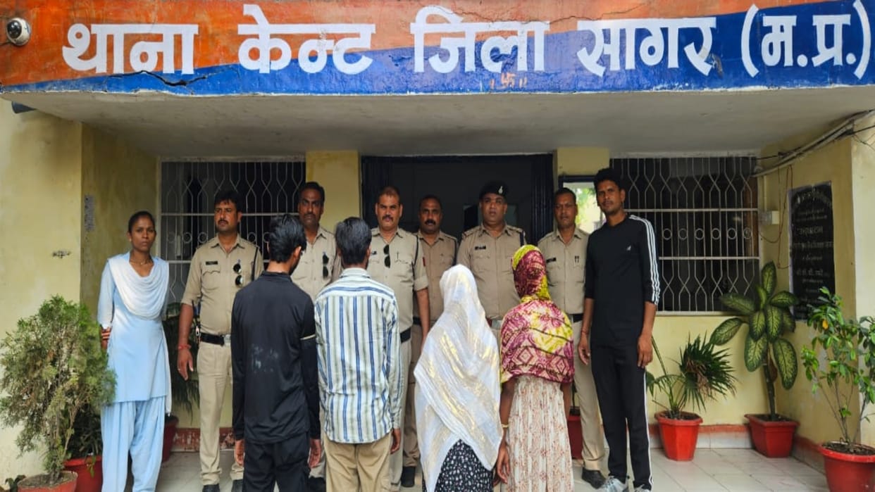 Sagar Jewellery worth Rs. 3.5 lakh stolen from woman bag in auto rickshaw Haryana resident man woman arrested