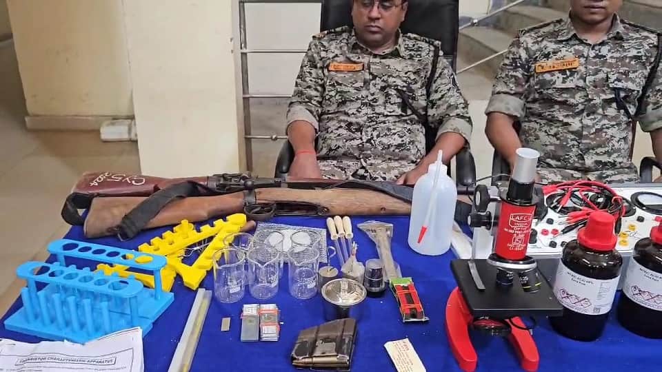 नक्सलियों के पास से लैब का सामान बरामद