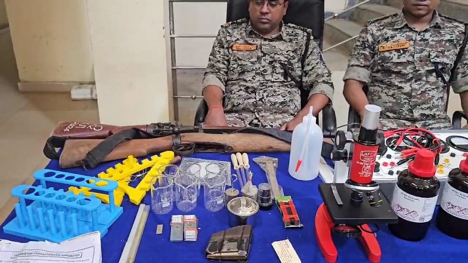 नक्सलियों के पास से लैब का सामान बरामद