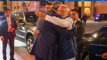पीएम नरेंद्र मोदी का गले लगाकर स्वागत करते ऑस्ट्रियाई चांसलर कार्ल नेहमर