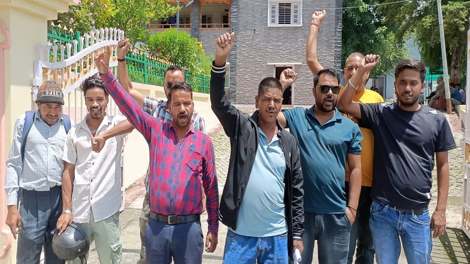 Demonstration demanding appointment of teachers in pithoragarh