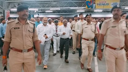 Bihar: पूर्व मध्य रेलवे के जीएम अचनाक पहुंचे स्टेशन, समस्तीपुर-दरभंगा रेलखंड का किया निरीक्षण; दिये निर्देश DRM of East Central Railway suddenly reached Samastipur railway station