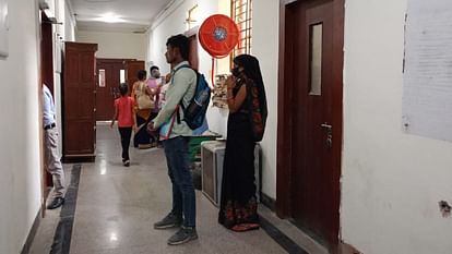इलाज इन वेटिंग: BHU में सर्जरी और जांच के बाद बायोप्सी रिपोर्ट के लिए भी इंतजार, बीमारी बढ़ने की चिंता After surgery and investigation in BHU patients are waiting for biopsy report too making rounds