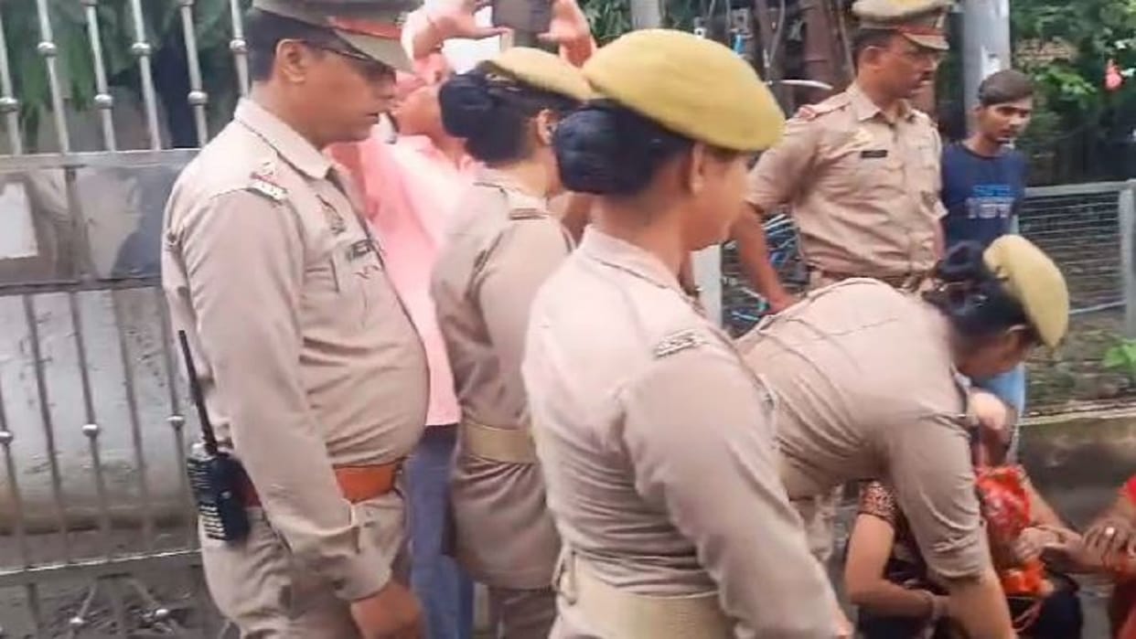 anger family members protest over girl death in bareilly
