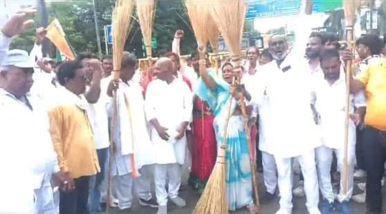 Police stopped the sanitation workers who were going to surround CM House, Digvijay said justice must be done