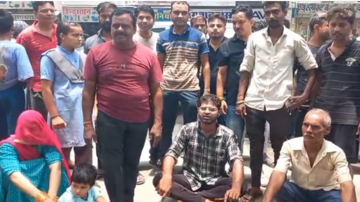 Ajmer : Street vendors of chudi bazar sit on strike with family, accuse Municipal Corporation of arbitrariness