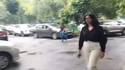 सुनवाई के बाद कोर्ट से बाहर आतीं स्वाति मालीवाल