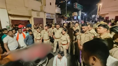 vegetable vendor committed suicide family protest keeping dead body in varanasi