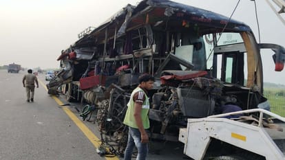 यूपी: उन्नाव हादसे के बाद डग्गामार बसों पर कार्रवाई के लिए सड़क पर उतरे परिवहन मंत्री, मची खलबली UP: After Unnao accident, Transport Minister took to the streets to take action against Daggamar buses, create