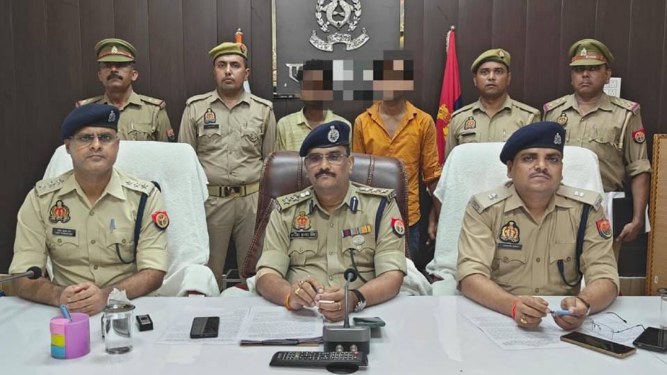 Police caught thief who committed theft by using DL and Aadhar card in someone else name in Etah
