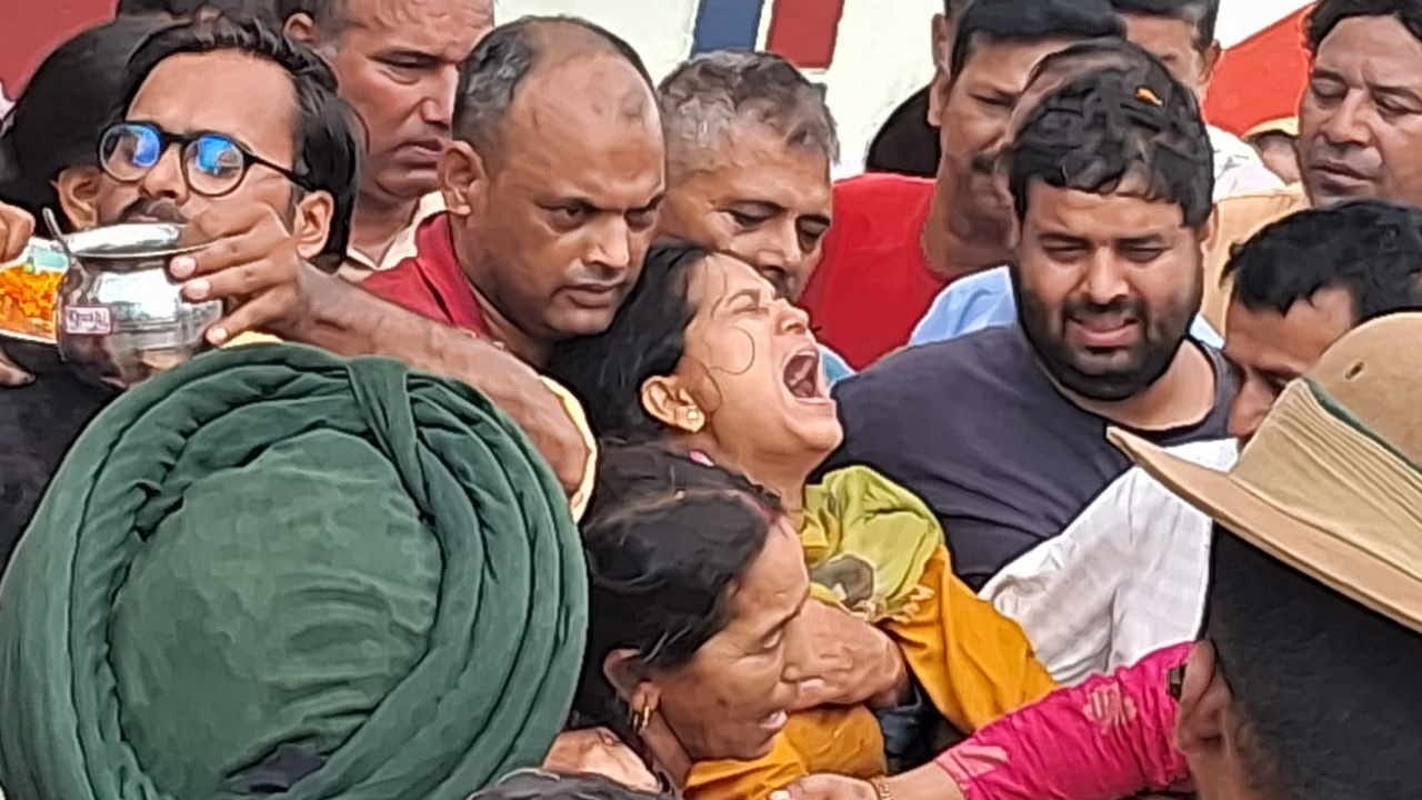 Kathua Terrorist Attack Martyr Vinod Funeral Sister Crying Badly with father and said Proud of my  Brother