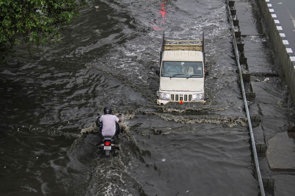 driving in flood water saftey driving tips in rainy season waterlogging