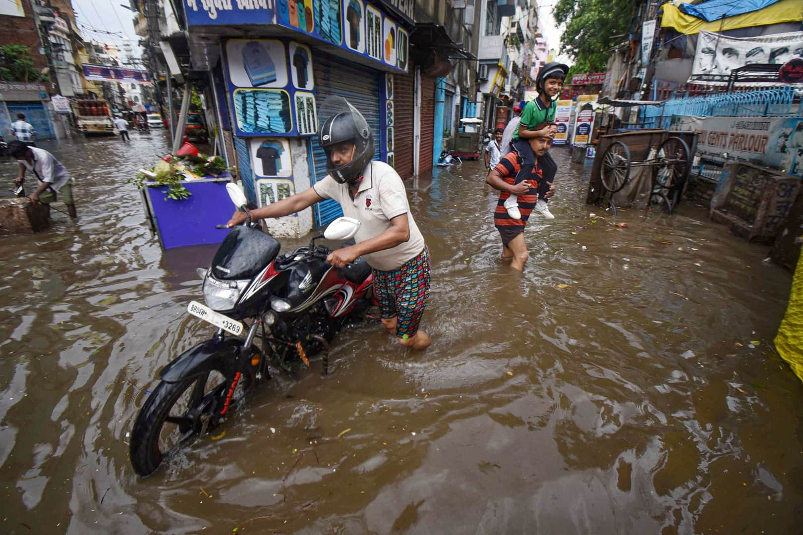 driving in flood water saftey driving tips in rainy season waterlogging