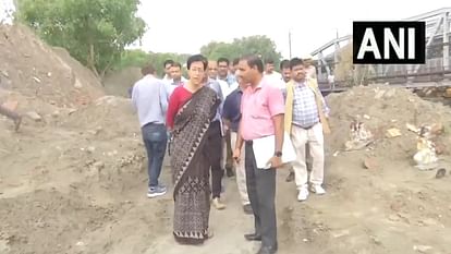 Atishi reached the lower area of Yamuna river