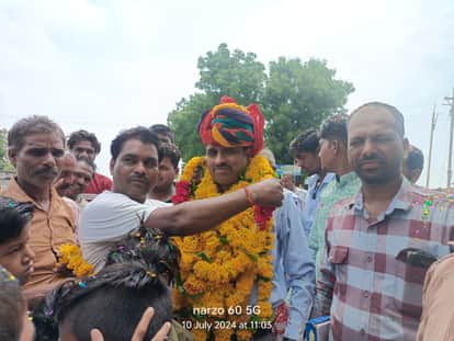 Agar Malwa: When the principal's transfer was stopped, children took out a procession sitting on a mare.