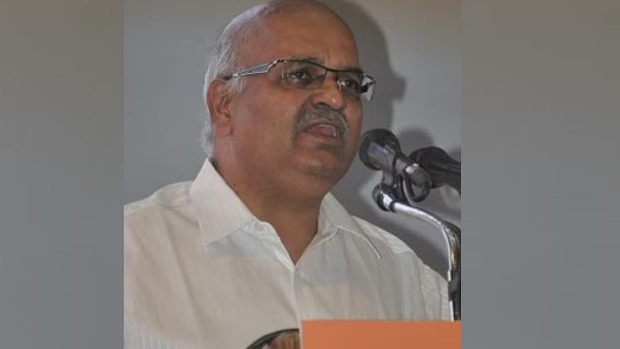 Lucknow: Fraud with UP's former chief secretary Alok ranjan.