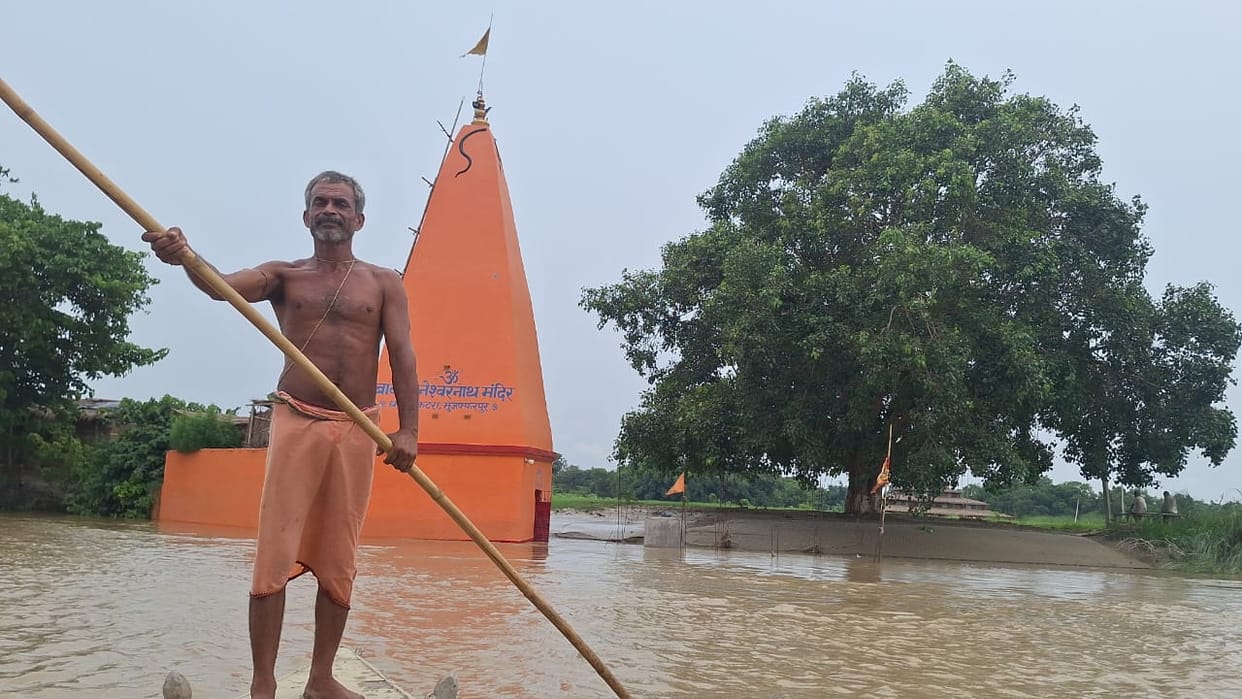 Bihar: Bagmati river performs Jal Abhishek of Baba Dhaneshwarnath temple