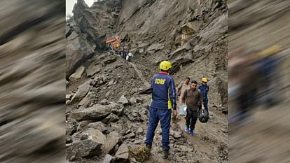 Badrinath highway near Joshimath Heavy debris fell on highway passengers stranded difficulties Uttarakhand