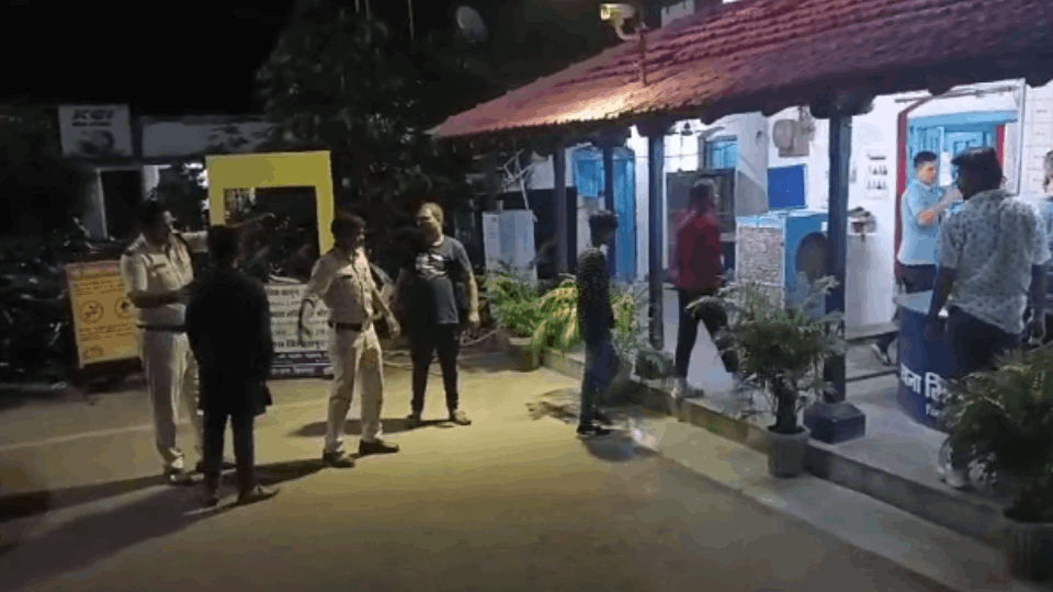 Fight between bouncers and youths in a bar in Bilaspur