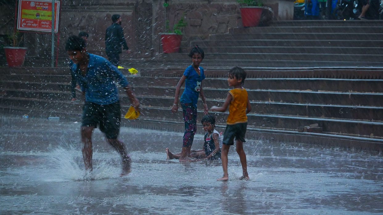 UP: Warning of heavy rain in most of the districts on Friday, Meteorological Department told when will the hum