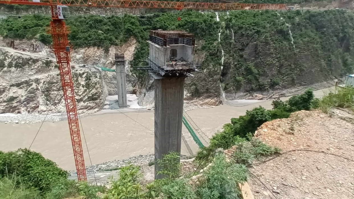laborer died after falling from the abutment of an under-construction bridge on the Alaknanda Rudraprayag News