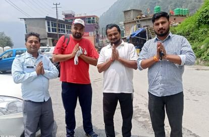 तीन दिन से फंसे 3000 तीर्थयात्री: सब्र टूटा तो लिया बदरी विशाल का नाम, कई धरती को चूमकर वापस लौटे, तस्वीरें Badrinath highway Closed from Three days due to Landslide 3000 pilgrims stuck some Return from Way Photos