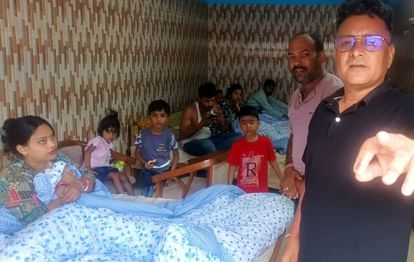 तीन दिन से फंसे 3000 तीर्थयात्री: सब्र टूटा तो लिया बदरी विशाल का नाम, कई धरती को चूमकर वापस लौटे, तस्वीरें Badrinath highway Closed from Three days due to Landslide 3000 pilgrims stuck some Return from Way Photos