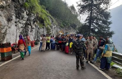 तीन दिन से फंसे 3000 तीर्थयात्री: सब्र टूटा तो लिया बदरी विशाल का नाम, कई धरती को चूमकर वापस लौटे, तस्वीरें Badrinath highway Closed from Three days due to Landslide 3000 pilgrims stuck some Return from Way Photos