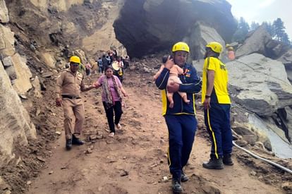 तीन दिन से फंसे 3000 तीर्थयात्री: सब्र टूटा तो लिया बदरी विशाल का नाम, कई धरती को चूमकर वापस लौटे, तस्वीरें Badrinath highway Closed from Three days due to Landslide 3000 pilgrims stuck some Return from Way Photos