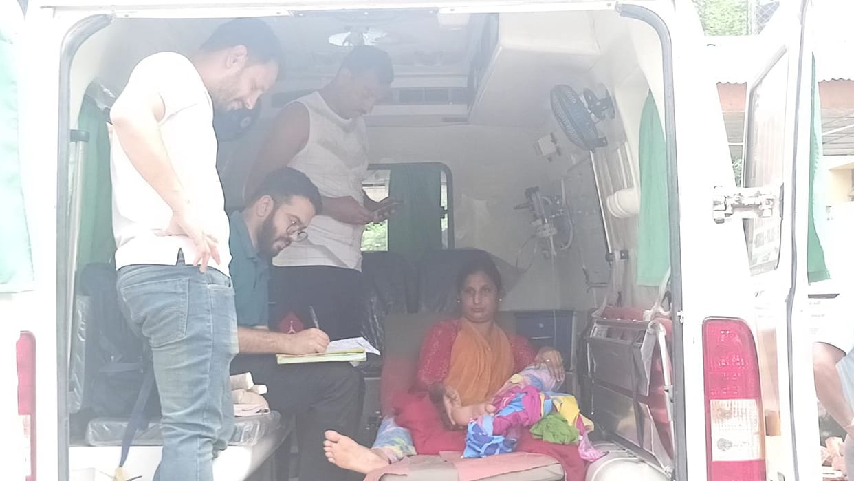 Mandi News Woman was washing clothes in the drain suddenly slipped referred to Civil Hospital Palampur