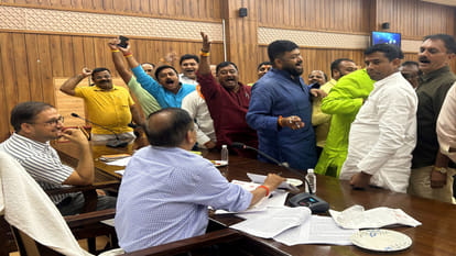 Councillors protested against increase in tax and rent in ten new wards of Municipal Corporation Gorakhpur