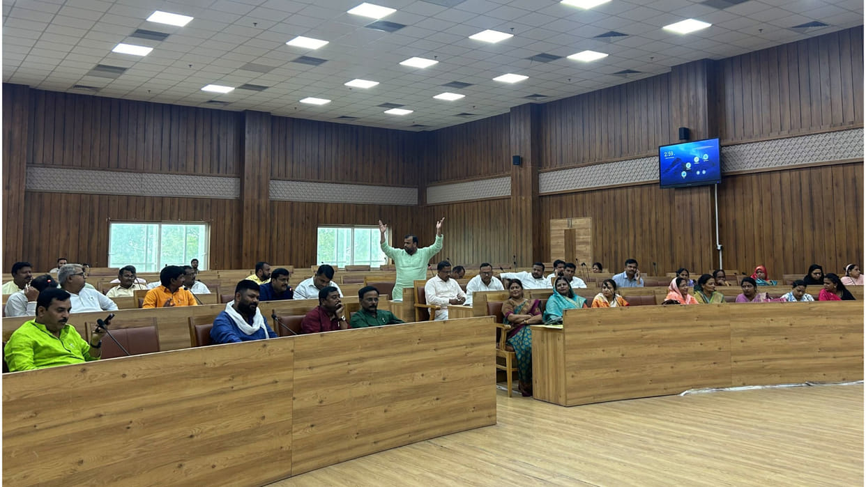 Councillors protested against increase in tax and rent in ten new wards of Municipal Corporation Gorakhpur