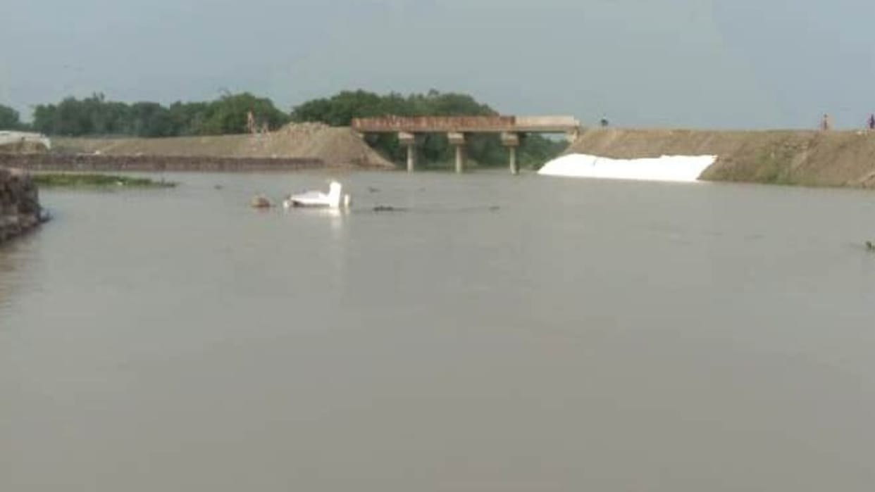 groom arrived with wedding procession on boat in azamgarh Ghagra crossed red mark water filled many villages