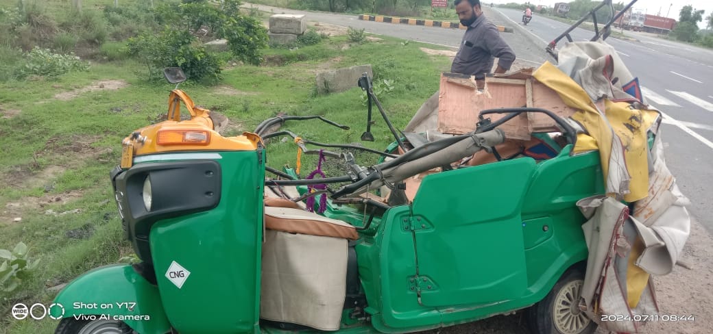 Gwalior: Horrific road accident in Gwalior, truck hits auto, four people of same family die