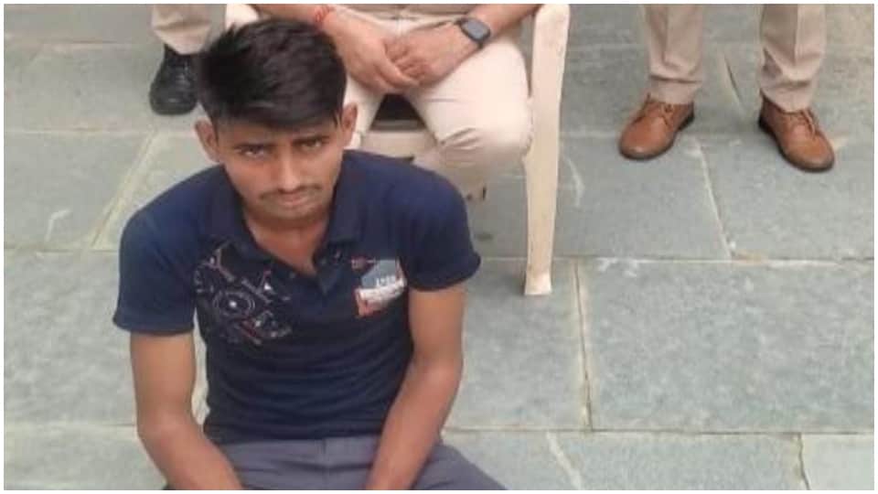 पुलिस गिरफ्त में आरोपी।