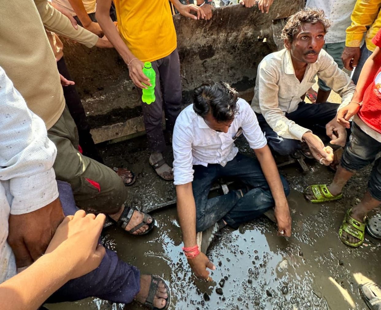Indore: Residents angry over dirt in the street sat in the mud, accused councilor's husband of assaulting them