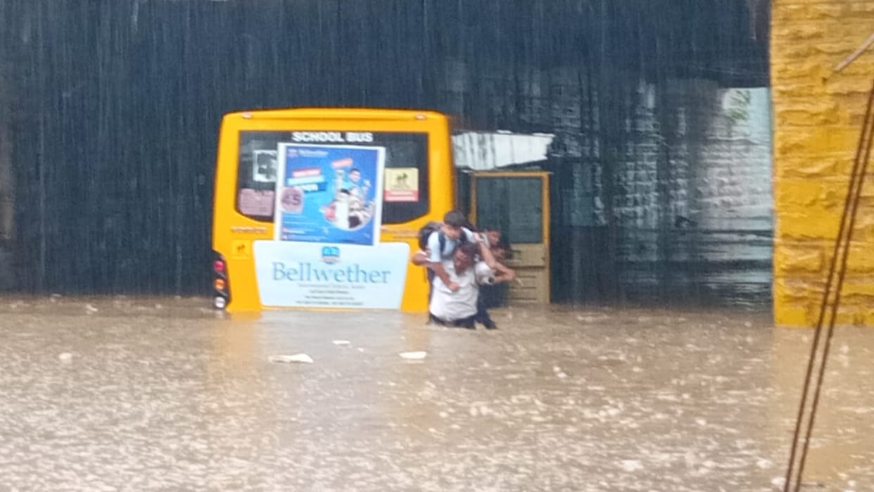 Katni: Sagar bridge filled with water due to one hour rain, school bus full of children submerged in water
