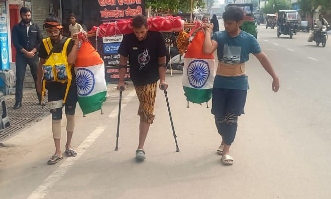 Kanwar Yatra 2024: Specially abled Mohit arrives Muzaffarnagar with a Kanwar of 61 liters of Ganga Jal