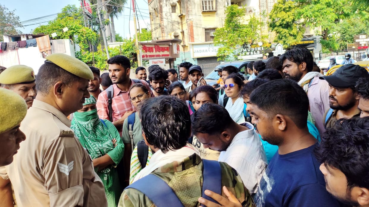 JE applicants protest near CM house in Lucknow.