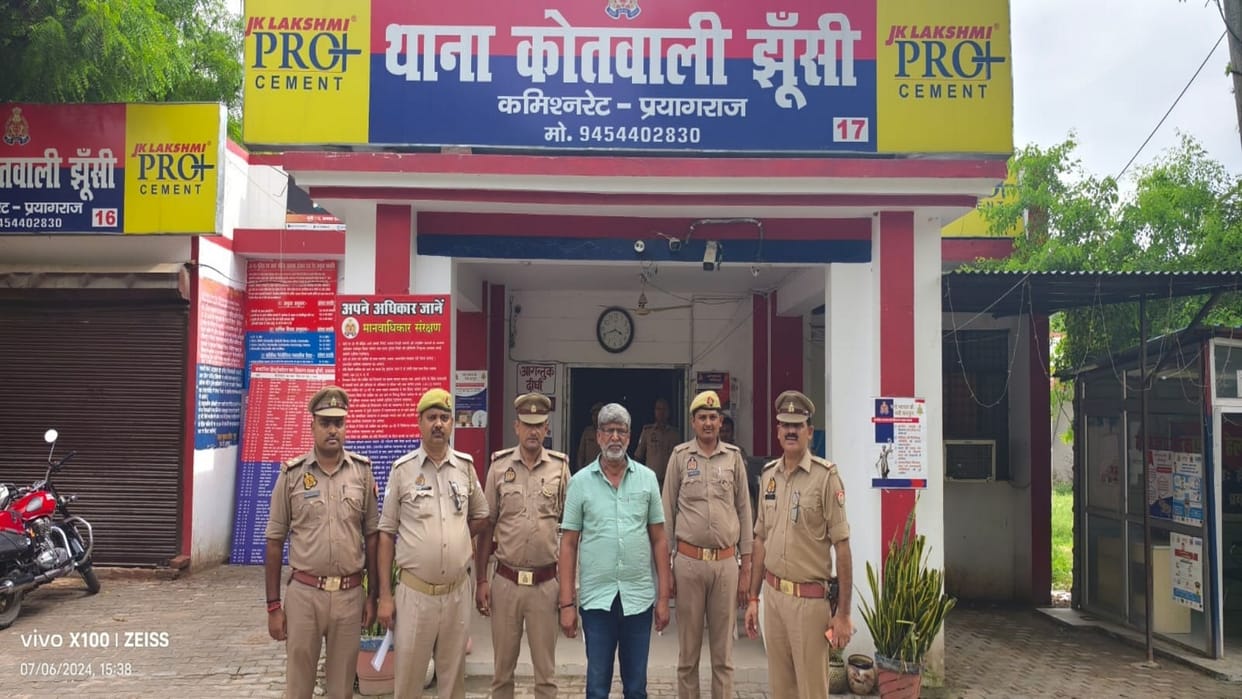 Bulldozer has run on the three-storey market of mafia Ganesh Yadav, 10 cases are registered.