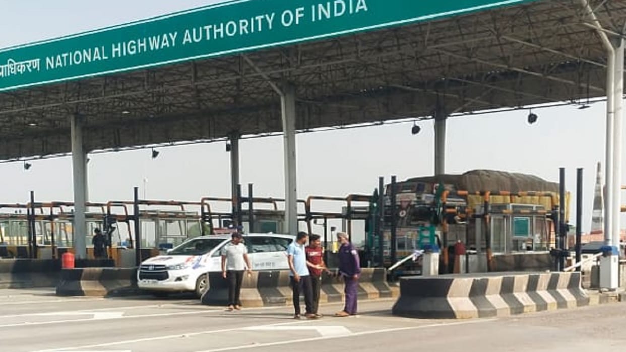 Firing in Narnaul, Four people riding Fortuner opened fire at Sirohi-Bahali toll, two employees were hit