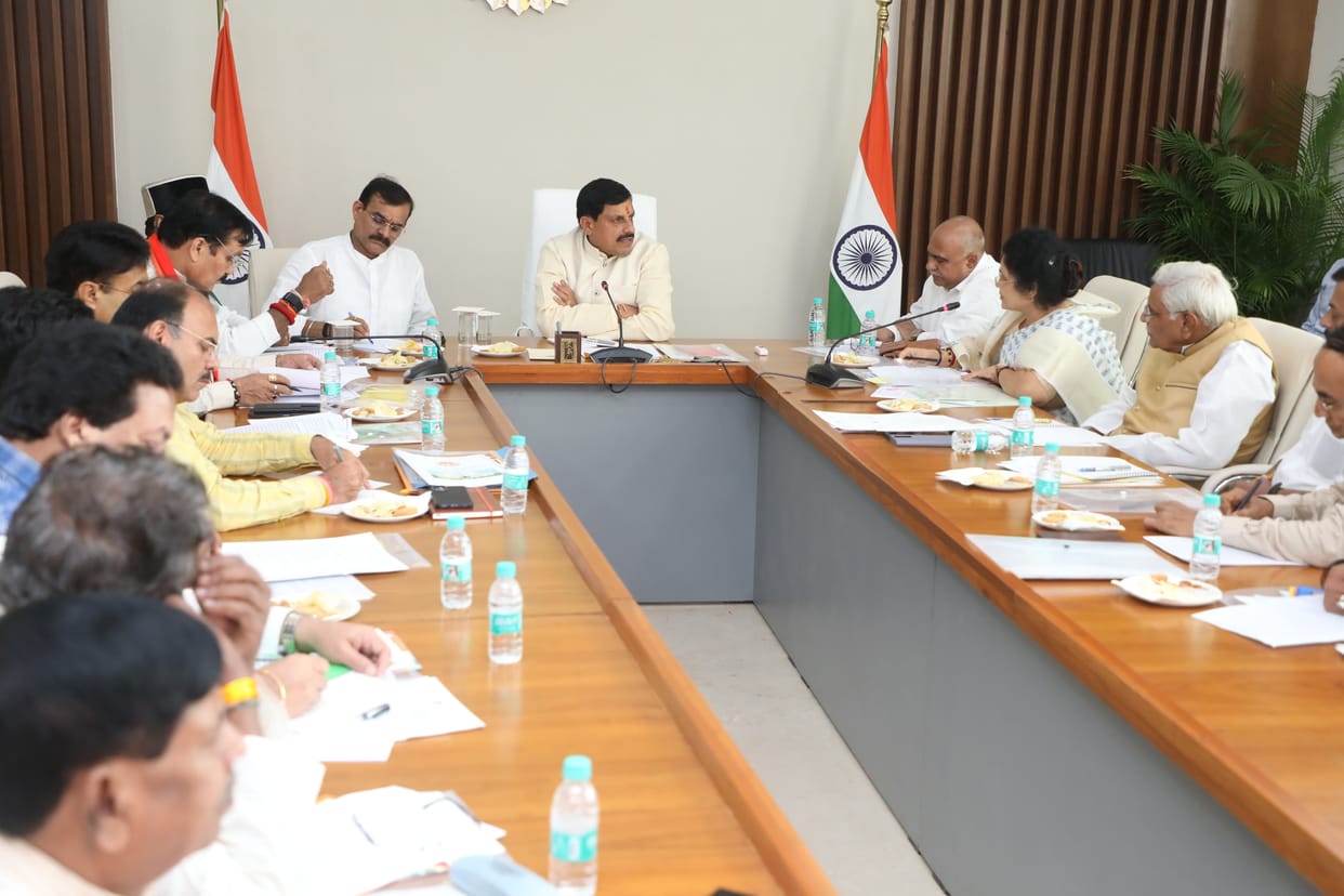 MP News: CM discusses development roadmap with MLAs, suggests flyover from Roshanpura to Bhadbhada