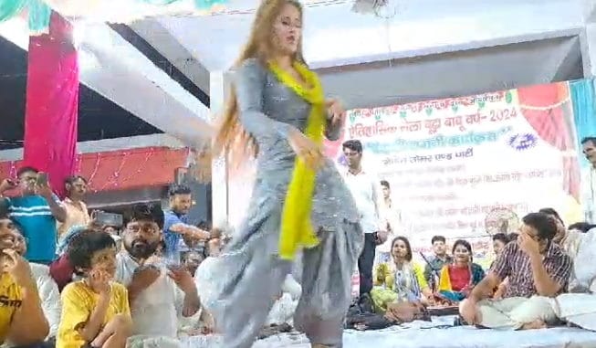 Obscene dance at the fair in Meerut, notes were thrown on the stage, video went viral, clashes between policem